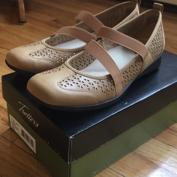 *Like New* Trotters Tan Shoes - Picture 1 of 3